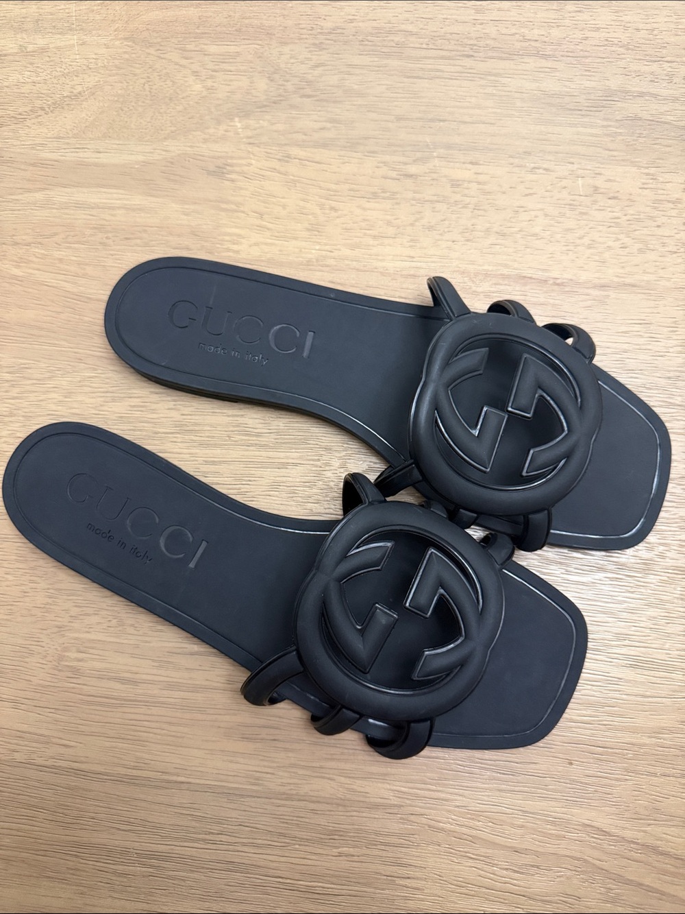 Gucci Women's Interlocking G slide sandal black rubber D u p e
